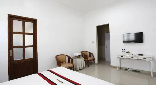 RedDoorz Plus @ Godean, Book Hotel Hoteller i Godean med pool, Swimmingpool