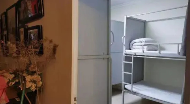 Кровать в общем номере (мужской номер) Shanghai Linian Inn