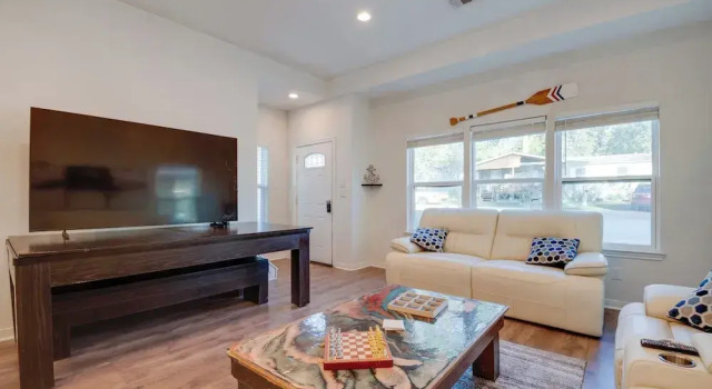 Коттедж 2 Mi to Lake Conroe Access: Home w/ Pool Table!