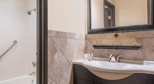 Люкс Ramada by Wyndham Minneapolis Golden Valley