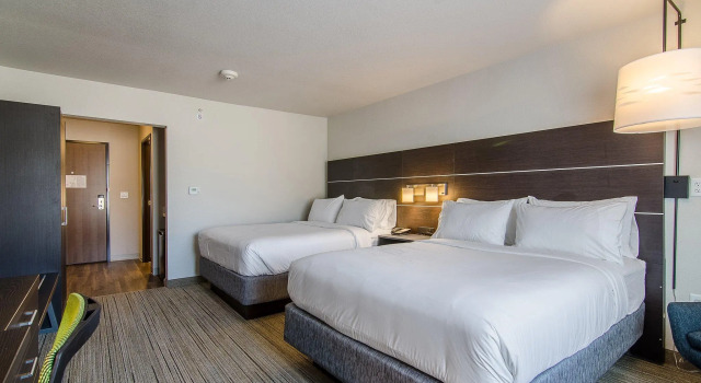 Четырёхместный номер Standard Holiday Inn Express & Suites - Atchison by IHG