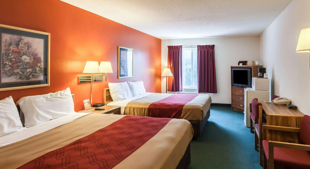 Четырёхместный номер Standard Econo Lodge Lincoln