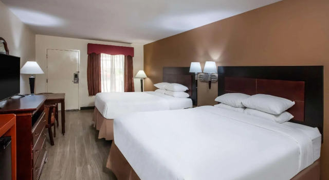Standard Vierer Zimmer Days Inn & Suites by Wyndham Tyler