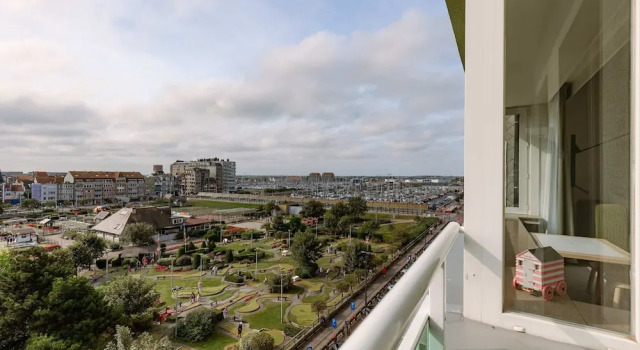Апартаменты Charming art Deco Apartment With Harbor Views in Blankenberge