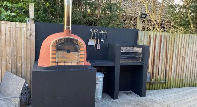 Woodpecker Log Cabin with hot tub, pizza oven bbq entertainment area, lakeside with private fishing peg situated at Tattershall Lakes