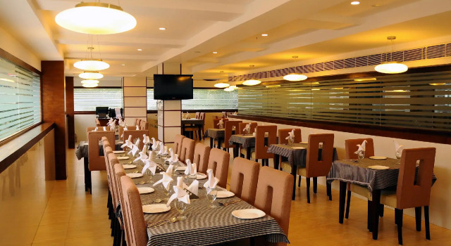 Holiday Vista Thekkady a premium hotel near periyar wild life sanctuary with sky view pool, Забронировать Отель Недорогие отели штата Кералы, недорого