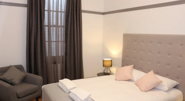 Четырёхместный номер Standard Guildford Hotel