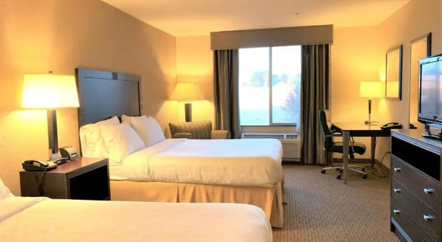 Четырёхместный номер Executive Holiday Inn Express Fresno Northwest - Herndon by IHG