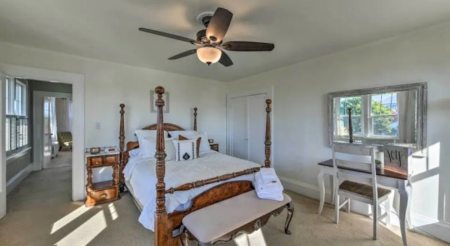 Waterfront Port Angeles Home w/ Harbor Views, Забронировать Отель Порт-Анджелес Hurricane Ridge, рядом с Музей Carnegie