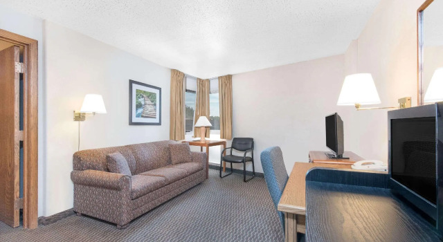 Двухместный люкс c 1 комнатой Days Inn by Wyndham West Rapid City