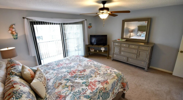 Seawinds 77 - Remodeled Sea Winds 2 Bedroom Steps to the Pool Lagoon View, Rezerwuj Hotel Hotele w Saint Augustine Area z parkingiem, Parking