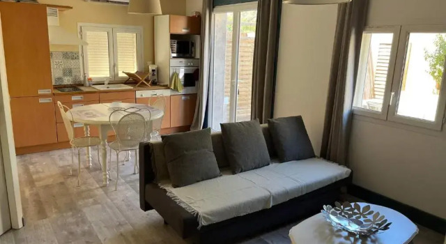 Коттедж с 4 комнатами Maison de plein pied divisée en 2 appartements F3 independant, situé à Jacou, à 15km des plages, 5km de montpellier centre, attention le tarif proposé est pour un appartement si vous souhaitez louer les 2 réservez 2 hébergements