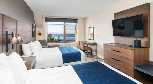 Номер Standard с видом на озеро Grand Superior Lodge