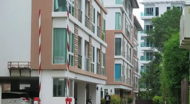 6-30 - 1 Bdr Condo With Balcony and Shared Pool