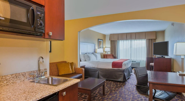Люкс Holiday Inn Express Hotel & Suites Salina by IHG