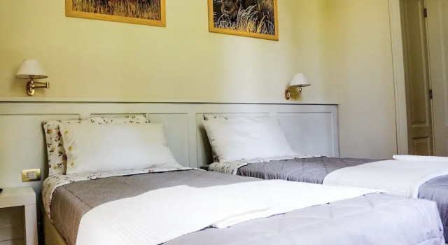 Villa Chiara B&B, Boek Bed and Breakfast Hotels in Biandronno met parkeren, Parkeren