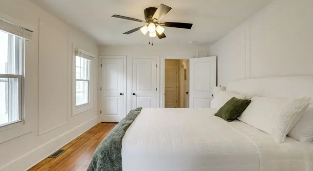 1 Mi to Beaches & Boardwalk: Asbury Park Retreat, Забронировать Дом для отпуска Эсбери-Парк Джерси-Шор, рядом с Major B's General Quarters World War II Scale Museum &amp; Gallery