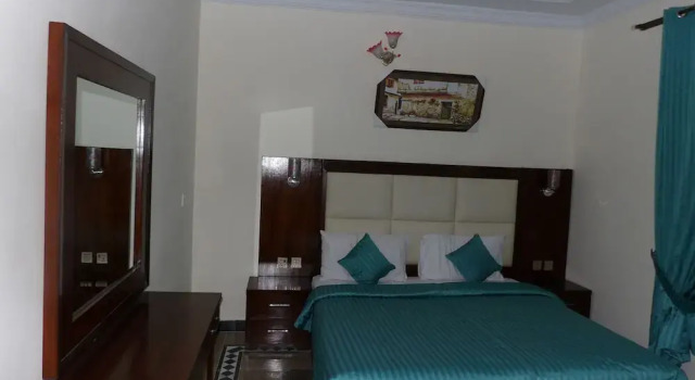 canari hotel kashmir view, Rezerwuj Hotel Hotele w Punjab Region z parkingiem, Parking