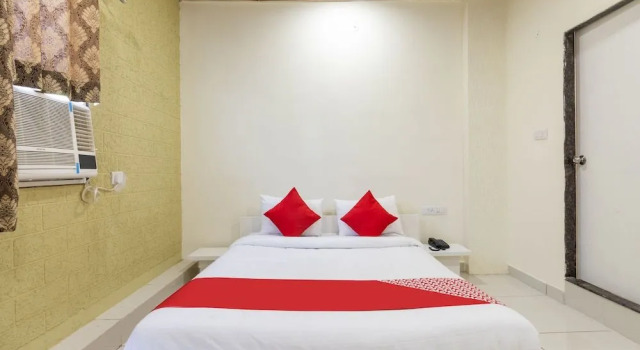 Oyo 27653 Savoy Suites