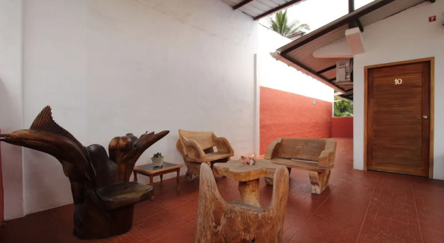 Lava House Hostal, Book Bed and Breakfast Hoteller i Galápagos med parkering, Parkering