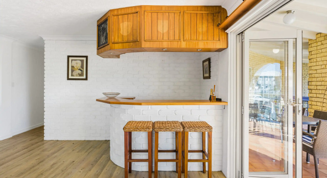 Waterfront Family Entertainer   5 Bedroom   Pool, Забронировать Отель Биджера-Уотерс Голд-Кост, рядом с Торговый центр Harbour Town