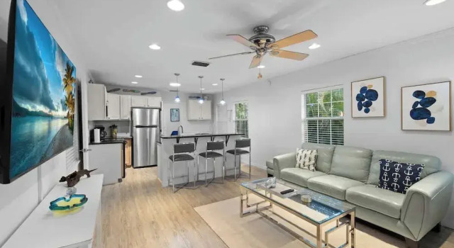 Palm Cove Hideaway 2bd Close to the Beach, Забронировать Дом для отпуска Мадейра-Бич Сент-Пит-Бич, рядом с Мини-гольф Golf Beaches Blacklight Mini Golf