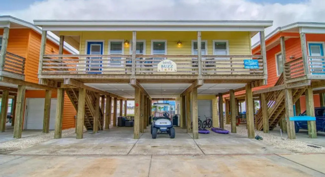 Коттедж Beach Buzz 4 Bedrooms 3 Bathrooms Home