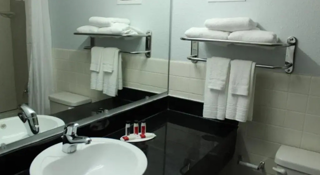 Люкс с видом на реку Travelodge by Wyndham Water’s Edge Hotel - Racine