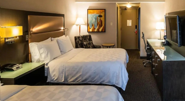 Семейный номер Standard Holiday Inn & Suites Vancouver Downtown by IHG