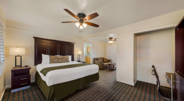 Двухместный люкс с балконом Clarion Collection Carmel Oaks Inn