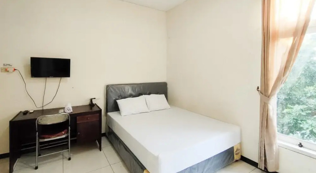 Hasana Guest House Syariah near Royal Plaza RedPartner, Prenota Affittacamere Wonocolo East Java