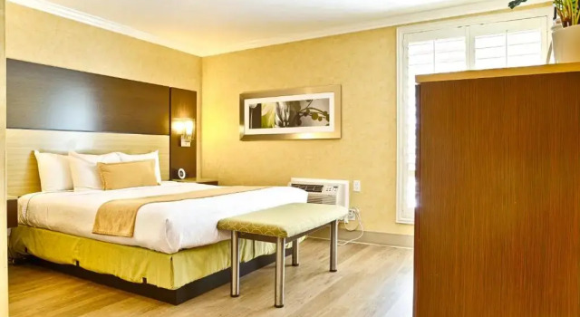 Little Inn By The Bay Newport Beach