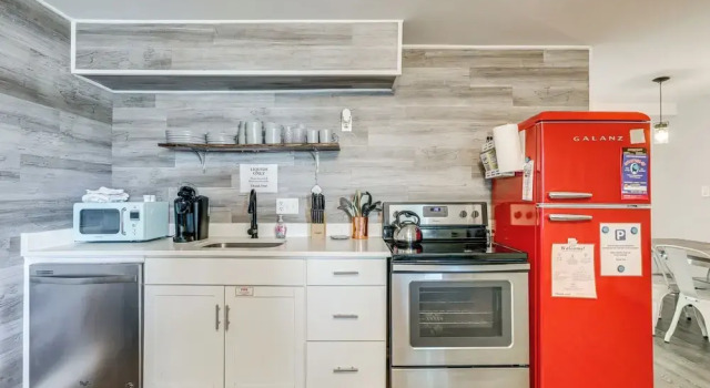Wildwood Condo: Community Pool, Walk to Beach!