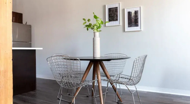 Cool South Loop Loft 5 Min to McCormick & Loop, Забронировать Отель Саут-Луп Чикаго, рядом с Mercy Medical in Chinatown
