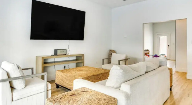 1 Block to Beach: South Padre Island Paradise!, Забронировать Дом для отпуска Виллы Саут-Падре-Айленд, рядом с Аквапарк Schlitterbahn Beach, Вилла