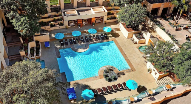 Четырёхместный номер Standard с видом на бассейн San Diego Marriott Mission Valley