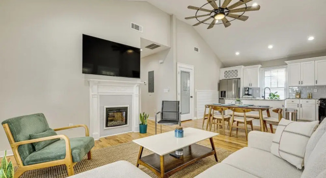 Walk to Beltline: Wfh-friendly Hub w/ Yard!, Boek Vakantiehuis Hotels in Georgia met parkeren, Parkeren