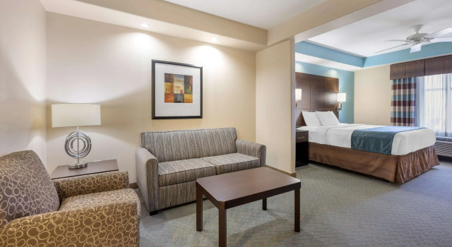 Четырёхместный люкс c 1 комнатой Best Western Plus Midland Suites