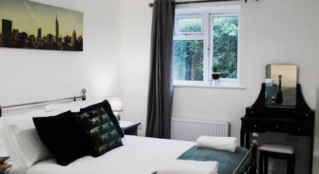 Low Cost, 4 Bed with Parking & Large Garden 07, Забронировать Отель Отели в центре Дидкот, в центре
