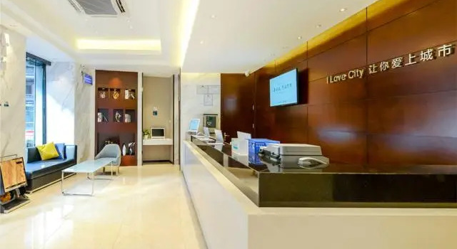 City Comfort Inn Guiyang Yan'An Zhong Road Penshuichi Metro Station, Забронировать Отель Отели Гуйян с парковкой, рядом с Modern Capital, Парковка