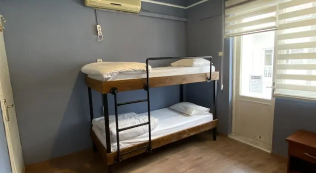 Кровать в общем номере (женский номер) с видом на город Gold Coast Hostel