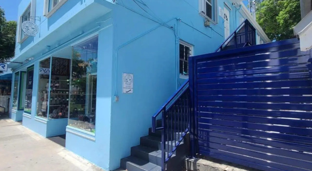 Duval Street Suite overlooking Duval w parking and pool