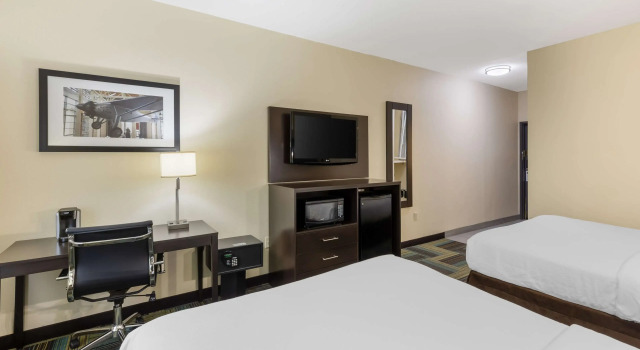 Четырёхместный номер Standard Best Western St. Louis Inn