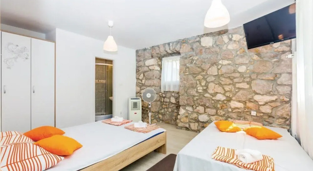 Awesome Home in Vrbnik With Wifi and 0 Bedrooms, Prenota Hotel Hotel a Isole Quarnerine con parcheggio, Parcheggio