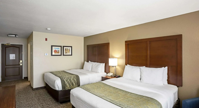 Четырёхместный номер Standard Comfort Inn & Suites Independence