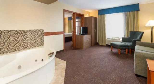 Двухместный люкс c 1 комнатой Holiday Inn Express St. Paul South - Inver Grove Heights by IHG