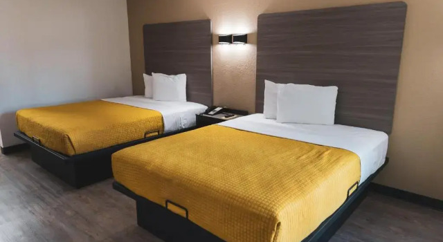 Четырёхместный номер Standard Express Inn & Suites