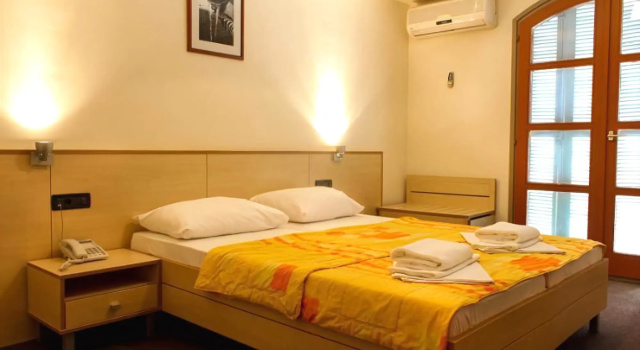 Guesthouse Delfin, Varaa Hotelli Hotellit Kvarner Islands uima-altaalla, Uima-allas