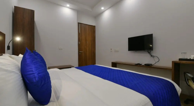 Номер Executive Townhouse Golden Frame near sec 62 noida