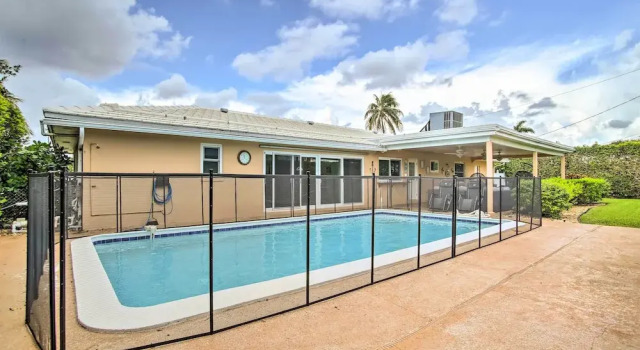 Коттедж Riviera Beach Vacation Home w/ Pool: Walk to Beach